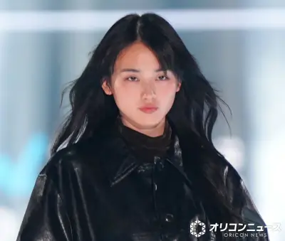 櫻坂46・山﨑天、TGCでクールな眼差し ゆったりレザー着こなし魅了