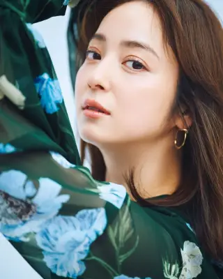 佐々木希、芸能生活20年で『andGIRL PLUS』初表紙 輝きの秘密を語る