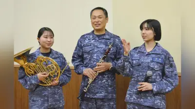 熊本地震被災地で海自佐世保音楽隊が演奏、涙を流す被災者も