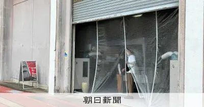 佐世保玉屋、倉庫で仮営業続ける 建て替え進まずシャッター店舗に