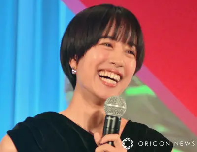 石橋静河、『原色美女図鑑』で“へそ出しルック”披露 美くびれ際立つグラビア公開