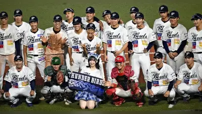 富山サンダーバーズ20年目、泥臭いプレーでNPB目指す選手と熱いファンの絆
