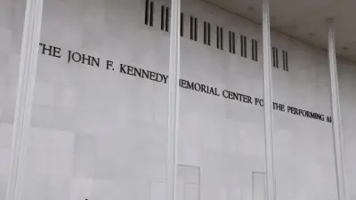 トランプ氏「名前刻まれないなら改修しない」　ケネディ・センターが一時閉館