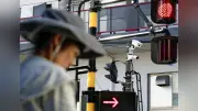 踏切事故防止へ「AIカメラ」導入進む、異常検知し運転士に即通知