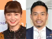 平愛梨、長友佑都の40歳誕生日を家族で祝福「不屈の男」ケーキに反響