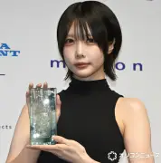 あの、美へのこだわりは「毛先1本1本」 強めメイクで授賞式に出席