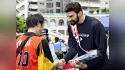 バットリック選手、浦和署の一日署長に 「ノールックはコートだけ！」
