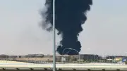 サウジ首都リヤドの空港近くで黒煙、フーシのミサイル攻撃か