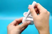 キャンドゥの220円イヤホン掃除スティック、AirPods Proの汚れに効果的