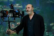 セドリック・クラピッシュ監督『モネと時間旅行』インタビュー映像公開、19世紀パリ再現のこだわり語る