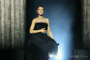 セリーヌ・ディオンさん、パリで6年ぶり復帰ライブ 満員の観客に涙