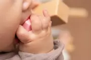 子どもの誤飲、「無理に吐かせる」は危険 ボタン電池などは症状なくても受診を