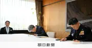 防衛局長と基地司令、無人機墜落で鳥取知事に謝罪「情報提供遅く重く受け止め」