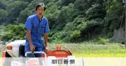 二重被災の間垣の里で2年ぶり稲刈り、住民ゼロの集落を「とく」と「わきお」が支える