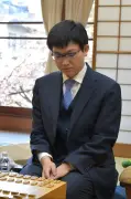 永瀬拓矢九段が角換わり右玉戦を制し３連勝、Ａ級順位戦で挑戦権争いに名乗り
