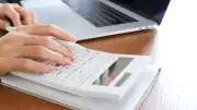 副業の経費になる身近な支出5選、カフェ代やサブスク料金の判断基準を専門家が解説