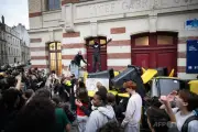 仏高校で封鎖デモ、400人超拘束 猛暑や教員不足に不満