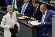 不法移民の大規模強制送還は「民族浄化」独首相、極右AfDの看板政策を痛烈批判