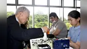 和歌山城で「御城碁」大会 約70人が天守閣目指し対局