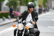 『GTO』鬼塚のバイクに中丸教頭がまたがる！意外なコラボに反響