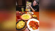背徳グルメが若者に人気、チーズや高カロリー料理でストレス発散