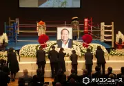 ガッツ石松さんお別れ会、後楽園ホールで600人が参列 ガッツポーズで記念撮影