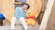 羽生結弦、プーさんとの“やさしい時間”に笑顔 メモリーブックのメイキング初公開