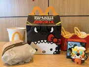 米マクドナルドで「ハローキティ×ゴジラ」コラボ、ハッピーミールを実食レポート