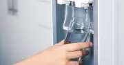 オフィスの水や備品を持ち帰る社員への対応方法を社労士が解説