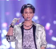 岩瀬洋志、TGCでペンダントくわえ挑発的ポーズ エッジィな装いで観客魅了