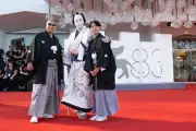 市川團十郎、歌舞伎衣裳でベネチア国際映画祭に登場 レッドカーペットで見得を披露