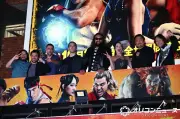 狩野英孝、後藤洋央紀と新宿で『ストⅡ』対戦 巨大ビジョンに映し出される