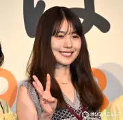 有村架純、おへそチラリな夏コーデで登場 沖田修一監督20周年作品への思い語る