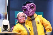 キンタロー。、“紫の宇宙人”に変身「宇宙一顔がでかい、キンタロー。です」新相棒と“小顔効果”