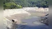高知で高温少雨、アユ16万匹→9万匹に激減 早明浦ダム貯水率6%台で旧役場出現