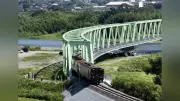 くま川鉄道、6年2カ月ぶり全線再開 記念列車に市民が手を振る
