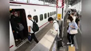 九州新幹線が52日ぶり全線再開、観光需要回復へ臨時列車