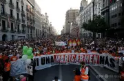 87歳女性の強制退去で大規模デモ、スペインで借主保護の法整備求める