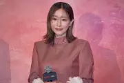 松岡茉優ら『ダウンタイム』試写会登壇、田中みな実が人形を本物の俳優と勘違い