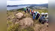 昭和新山で追悼登山、三松三朗さんしのぶ 火山との共生誓う