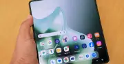 モトローラ初の縦開き「razr fold」誕生の狙い FeliCa搭載やIIJmio「10万円引き」の戦いを直撃