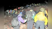 富士山頂付近の混雑、規制後も解消されず 環境省が人流検証へ