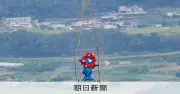 ミャクミャク像、ヘリで金剛山へ空輸 絶景にワクワク？