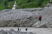 ネパール大洪水、軍設置の仮設ジップラインが救助の命綱に