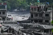 ネパール土石流1週間、死者1000人超 不明者4500人近く、捜索難航