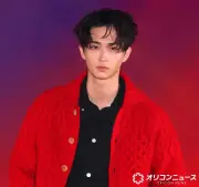 野村康太、鮮烈レッドジャケットで笑顔封印 ガルアワで存在感放つ