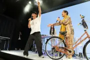 木梨憲武、ピコ太郎ライブに45秒だけ出演 自転車押しながら登場「顔だけ出しに来たから」