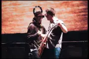 オアシス再結成ライブ映画「Wonderwall」本編映像解禁、兄弟が手を取りステージへ