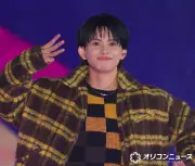 ONE N’ ONLY草川直弥、ガルアワで鮮やかイエローコーデ＆“ゴルサンポーズ”披露