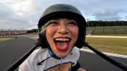 ぱーてぃーちゃん信子、レースクイーン姿で鈴鹿を電動自転車爆走「電チャでもキツい！」